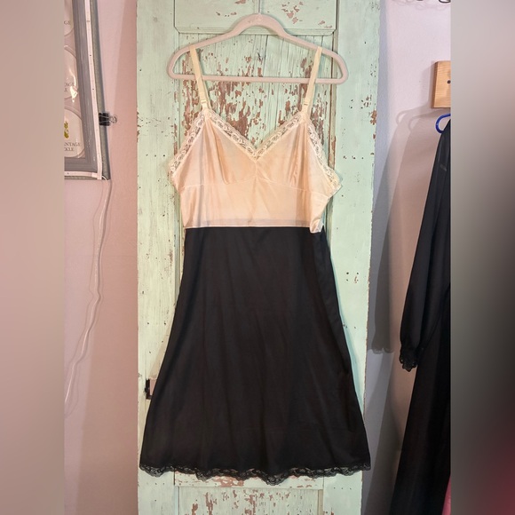 Elegant VTG tan and Black Lace Trim Slip Dress - Picture 1 of 6